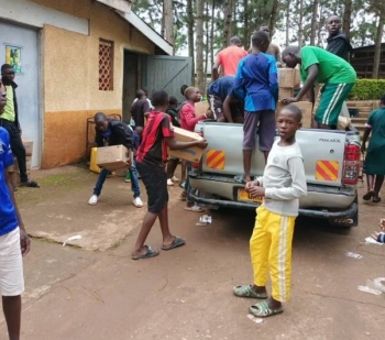 Uganda – Poor students stay in school with rice-meal shipment