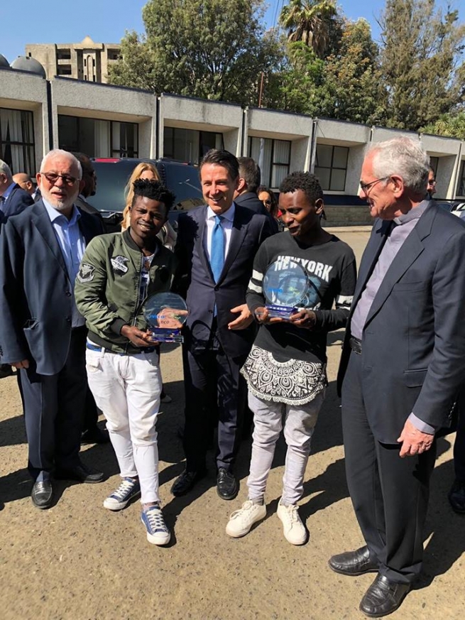 Etiópia - O Presidente do Conselho Italiano Conte premia dois ex-alunos de projetos salesianos
