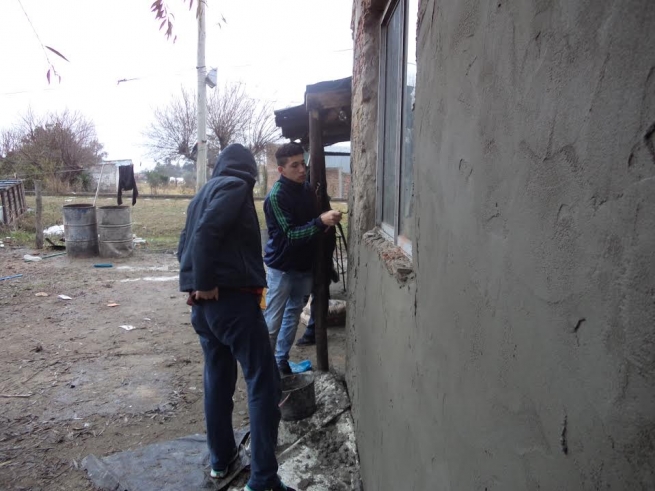 Uruguay – Alluvionati ricevono aiuto dai ragazzi dei “Talleres Don Bosco”