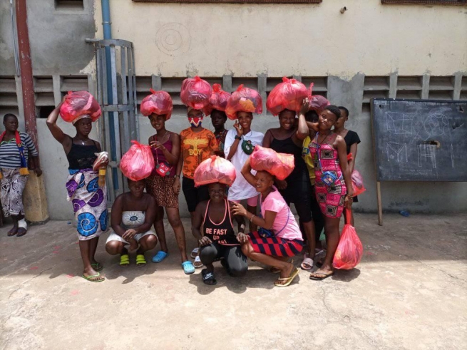 Serra Leoa – ‘Don Bosco Fambul’ distribui ajudas às mulheres que perderam tudo no incêndio de Susan Bay