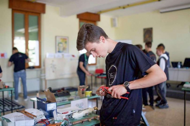 Combien sont-elles les écoles et les centres de formation professionnelle salésiens?