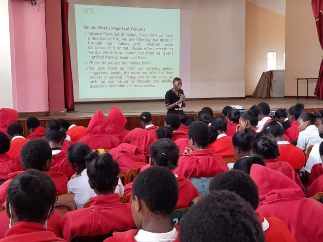 Kenya – L’opera “Don Bosco Nzaikoni” organizza un ritiro per 1.500 studenti