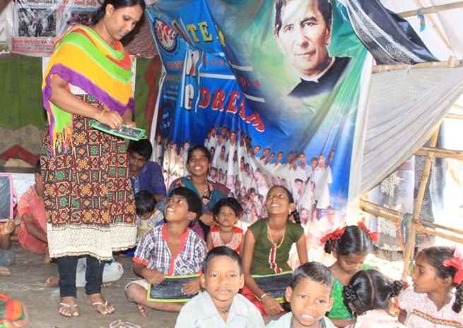 India - La "capanna-scuola" salesiana in una baraccapoli