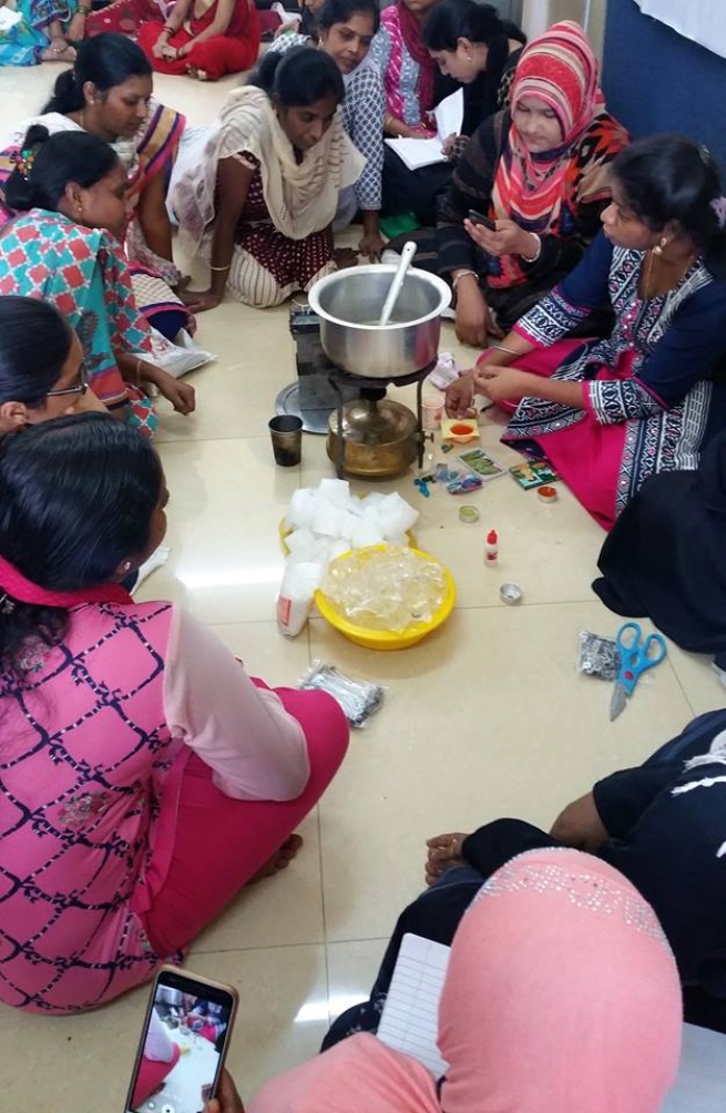 Índia – Uma vida nova para as famílias das favelas através de formação ao trabalho para mulheres