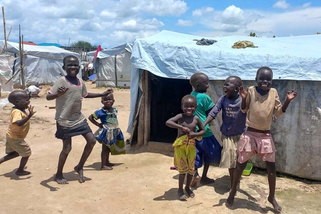 Sudão do Sul – Continua a ajuda salesiana aos moradores do campo de refugiados de Gumbo: novo pátio e playground para os pequenos