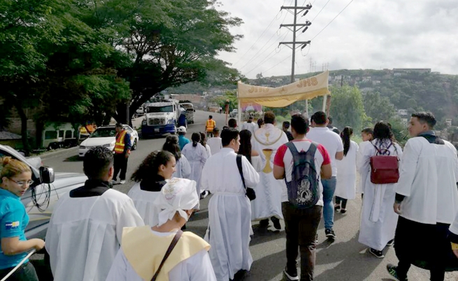 Honduras – Jesús Eucaristía camina en Comayagüela