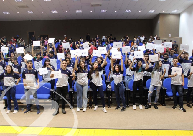 Brazil - Três Lagoas Youth Center hands over certificates to teens of "Generando Futuro Project"