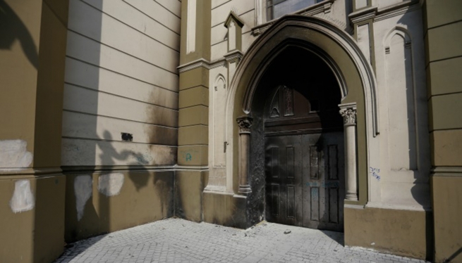 Cile – Nuovo attacco incendiario contro la Chiesa della Gratitudine Nazionale durante una marcia di studenti