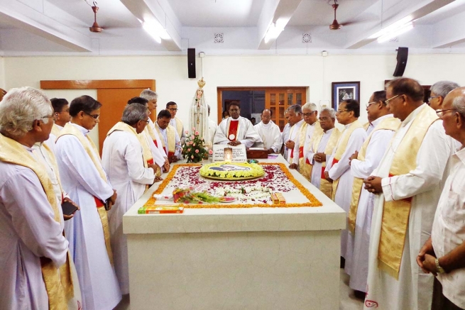 India – Kolkata Salesians around the Tomb of Saint Mother Teresa