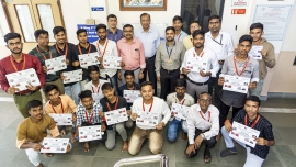 India - Jóvenes tribales aprenden impresión 3D en el “Instituto de Tecnología Don Bosco” en Mumbai