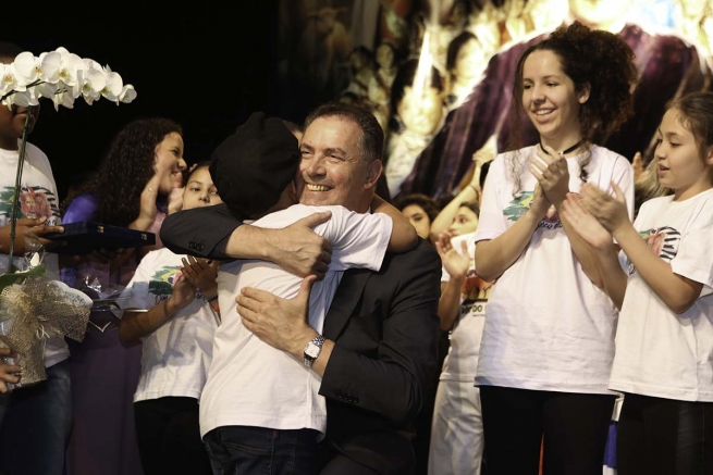 Brasil - Segundo día de la visita del Rector Mayor: profesiones perpetuas y muestra sobre Don Bosco