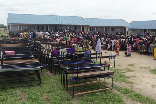 South Sudan - "A multitude of people and a shortage of food." The displaced people in Gumbo are seeking help