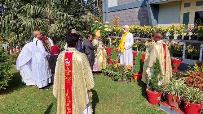India - Inauguran en la iglesia "Don Bosco" en Mirik una estatua de tamaño natural de Don Jellici