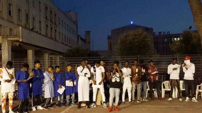 Italy – Muslim and Christian youths pray together for concluding Ramadan celebration