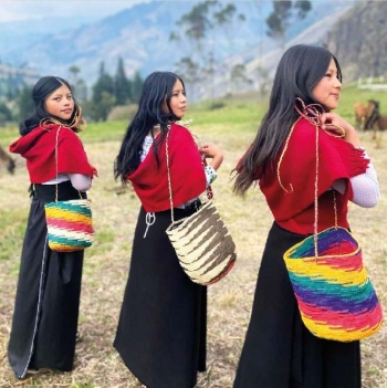 Ecuador – Indigenous women develop a catalogue of handicrafts with their own brand