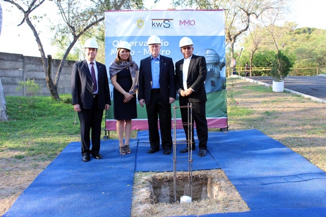 El Salvador – Pose de la première pierre de l’Observatoire Micro-Macro de l’Université Don Bosco