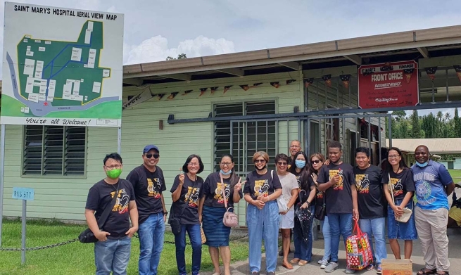 Papua New Guinea - Salesian Cooperators of Kokopo bring gifts to "St. Mary's Vunapope" hospital