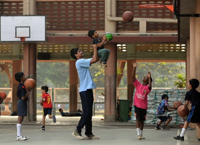 India – Don Bosco Matunga: where basketball stars coach the children