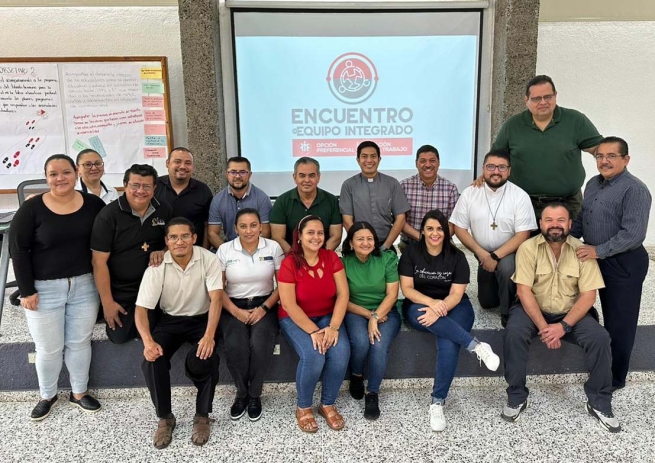 El Salvador - Reunión del equipo integrado - CAM “obras y servicios sociales y formación para el trabajo”