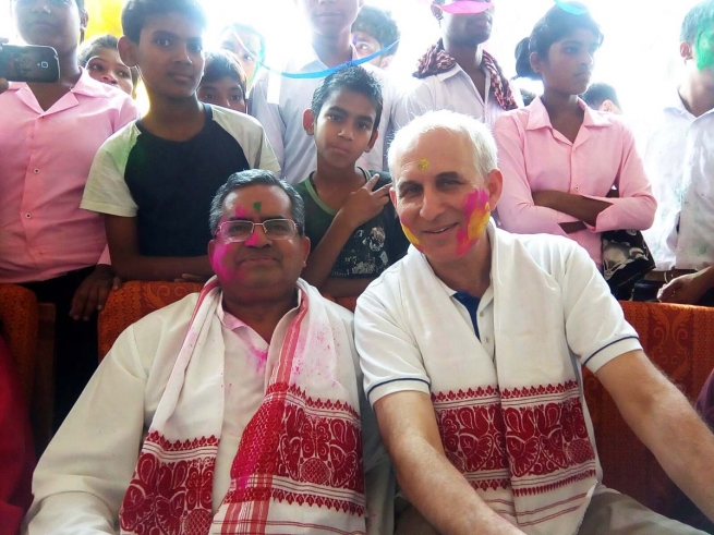 Índia – Padre Basañes no Festival das Cores