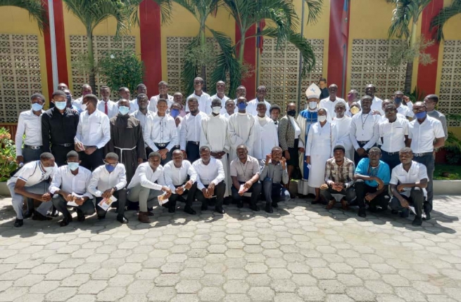Haiti – L’Arcivescovo di Port-au-Prince visita l’Istituto di Filosofia “San Francesco di Sales”