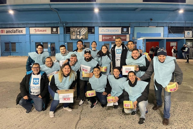 Argentina – La squadra di calcio “Racing Club”, fedele al suo patrono Don Bosco, partecipa alla raccolta fondi “Más por Menos”