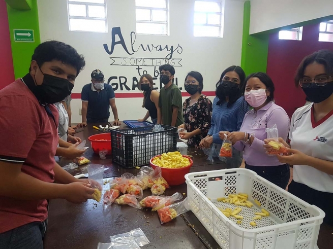 Messico – Gli studenti dell’Istituto Salesiano “Carlos Gómez” preparano alimenti e messaggi di speranza per i migranti