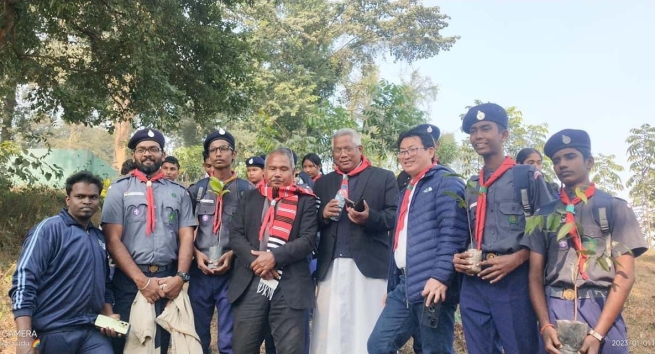 India - Scouts y guías salesianos plantan más de 3.500 árboles con el "Hombre de la Selva de India", durante el XIV "Boscoree Nacional"