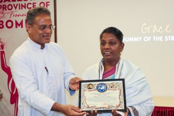 Indie – Pani Grace John, “mama dzieci ulic Mumbaju”, została uhonorowana przez radcę regionalnego, ks. Biju Michaela