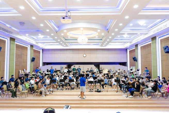 Thailandia – Gli studenti della banda musicale si preparano per l’esibizione al “Festival Salesiano dello Sport”