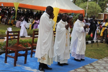 Uganda - Święcenia kapłańskie trzech salezjanów diakonów