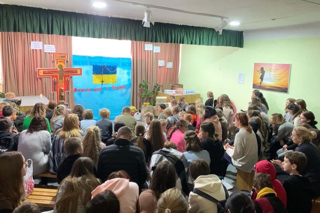 Ukraine - Children of Salesian school "Vsevit" in Zhytomyr pray for peace