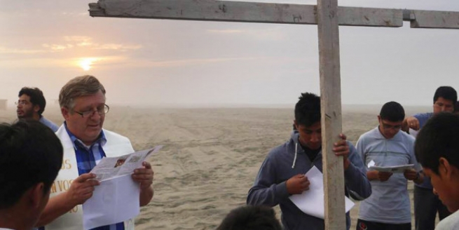 Pérou – Ricardo : le prêtre polonais, « héros » dans un quartier au Pérou