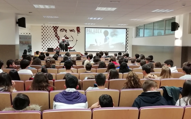 Spagna – Quasi 20.000 allievi dei salesiani hanno visto il documentario “Palabek” e ascoltato don Andrade