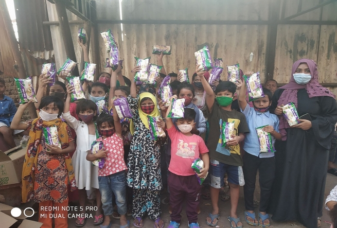 Índia – Distribuição de macarrão a pessoas mais necessitadas