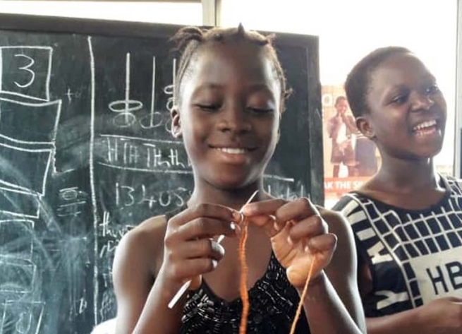 Sierra Leone - Maria, survived and wounded in a fire, returns to smile