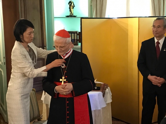 Vaticano – O Imperador do Japão entrega a Ordem do Sol Nascente ao Cardeal Raffaele Farina, salesiano