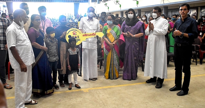 India – I volontari del “Don Bosco Arts and Science College” donano una casa ai bisognosi