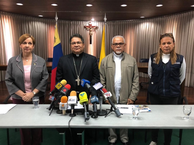 Venezuela – La Chiesa invoca “transizione pacifica e trasparente, che porti a elezioni libere e legittime” e chiede l’ingresso degli “aiuti umanitari”