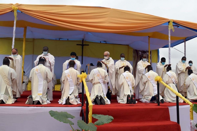 Angola: ordenan a ocho sacerdotes y a un diácono