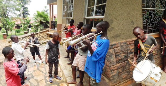 Uganda – Wychowywać poprzez muzykę: orkiestra szkoły “Don Bosco” w Kampali