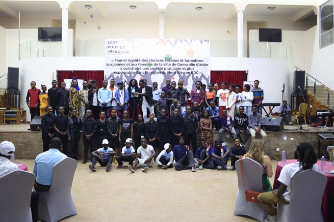 RD Congo - Los jóvenes de las obras salesianas de Goma suben al escenario para una exposición de arte multidisciplinar sobre la resiliencia
