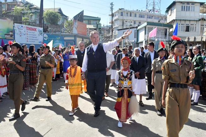 Inde – Le Recteur Majeur aux Salésiens de Shillong : « Continuez à être un phare d’espérance pour les jeunes »