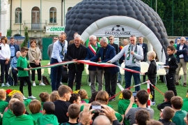 Italia – Il Pallone d’Oro Roberto Baggio inaugura il campo da calcio dell’oratorio salesiano di Schio