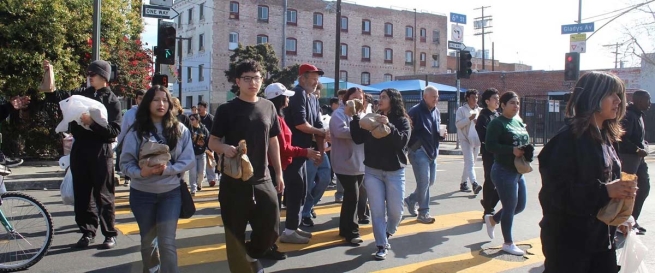 United States – Young people from the Salesian Missionary Volunteer Service distribute meals to the homeless