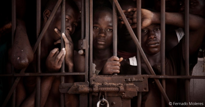 Sierra Leone – « Tu t’appelles John Bosco? Avec ce nom tu ne devrais pas te trouver en prison ». Visite à l’enfer sur terre