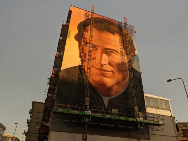 Italie – Le visage de Don Bosco en banlieue : une murale de Jorit à Foggia