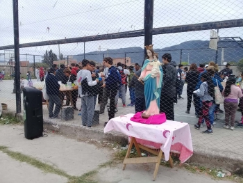 Argentina – The Courtyard in the streets ... And the Virgin in the middle