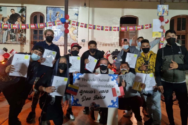 Perú - Diez jóvenes migrantes venezolanos reciben motocicletas para entregas a domicilio