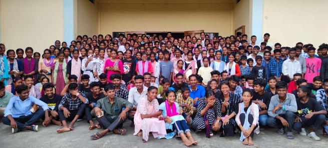 India – Dare forza ai giovani: la parrocchia di Rajanagar ospita un programma di sensibilizzazione sull'abbandono scolastico e la tossicodipendenza